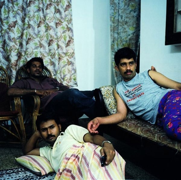 Люди, які дивляться телевізор. ФОТО