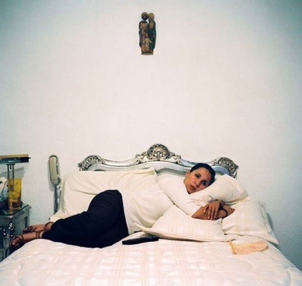 Люди, які дивляться телевізор. ФОТО