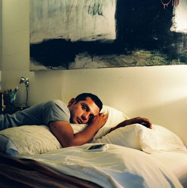 Люди, які дивляться телевізор. ФОТО