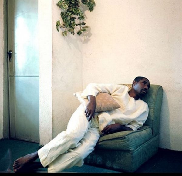 Люди, які дивляться телевізор. ФОТО