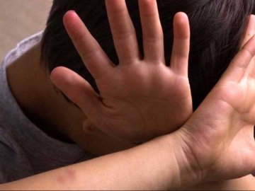 Била ногами по спині: у Запоріжжі матір познущалась над 6-річним сином. ВІДЕО