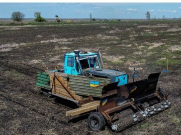 На Харківщині фермер розробив трактор, який їздить без водія. ВІДЕО