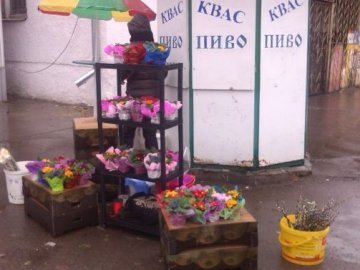 У Луцьку незаконно торгували квітами. ФОТО