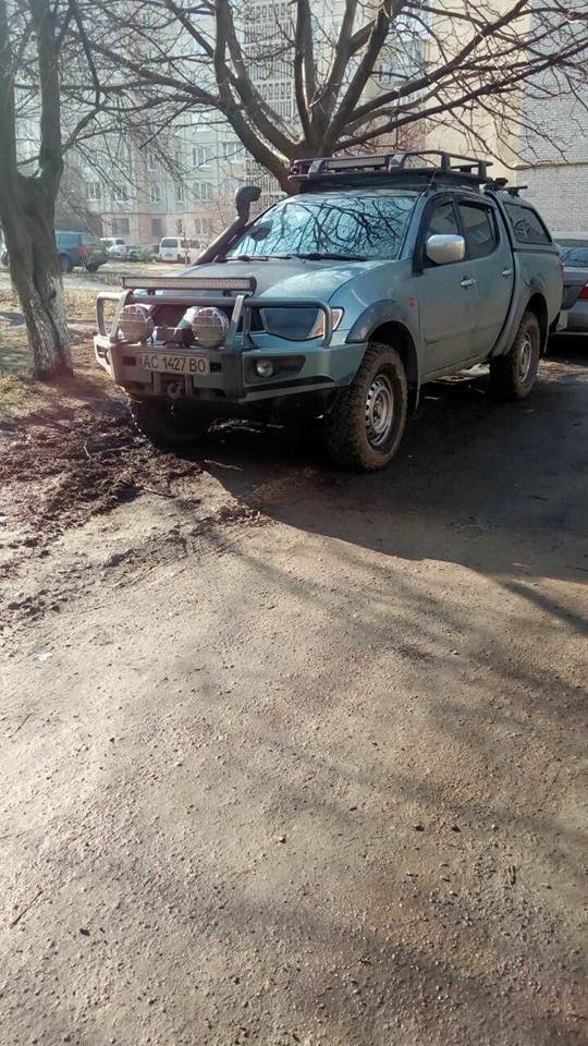 «Автоандони» пертворили газон біля луцького будинку в суцільне болото
