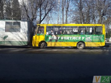 У центрі Луцька маршрутка в'їхала в тролейбус