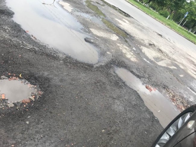 «Кожен раз б'ю собі машину»: лучанин нарікає на жахливий стан дороги