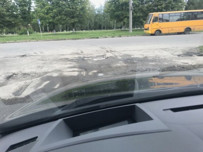 «Кожен раз б'ю собі машину»: лучанин нарікає на жахливий стан дороги