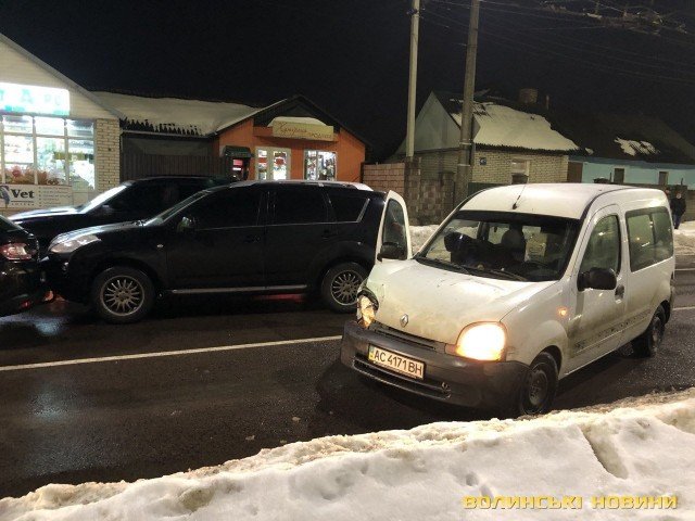 На перехресті у Луцьку зіткнулися три автівки. ФОТО