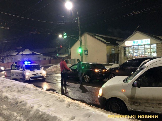На перехресті у Луцьку зіткнулися три автівки. ФОТО