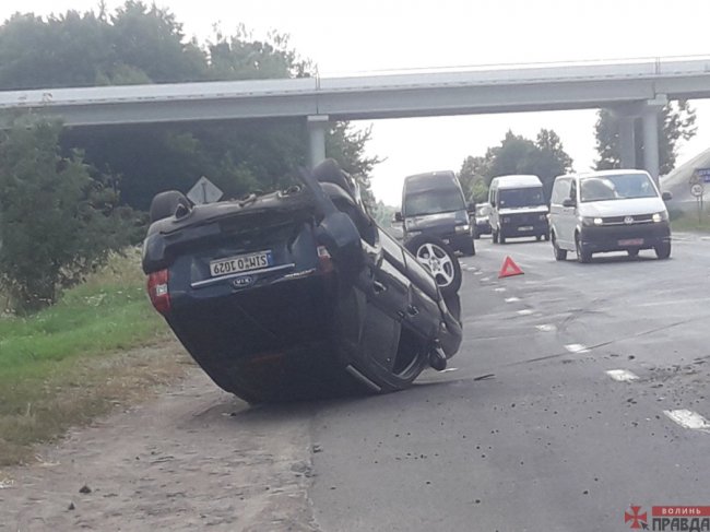 Неподалік Луцька – аварія, одна автівка перекинулася на дах. ФОТО