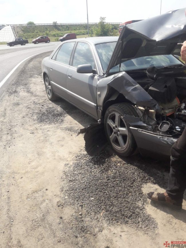 Неподалік Луцька – аварія, одна автівка перекинулася на дах. ФОТО