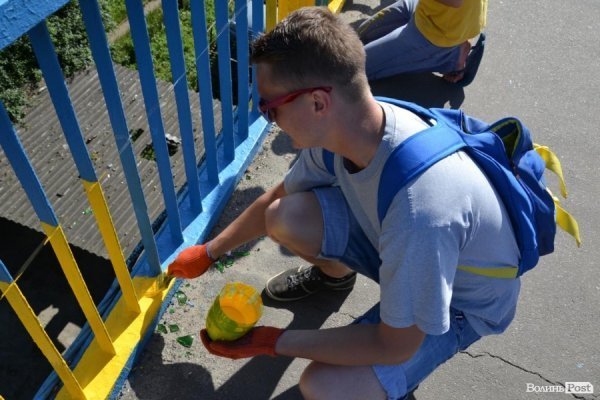 У Луцьку таки дофарбують «патріотичний» міст. ФОТО