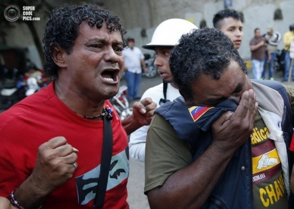 Як ридають за Уго Чавесом. ФОТО