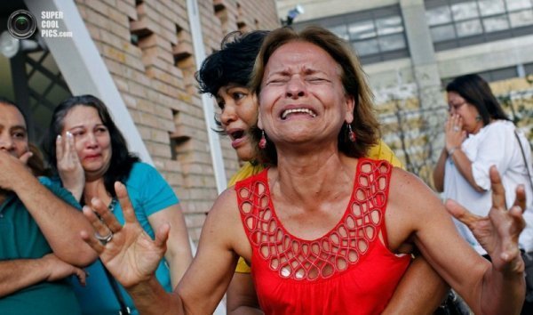 Як ридають за Уго Чавесом. ФОТО