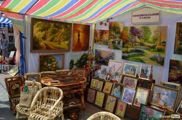 У центрі Луцька – виставка талантів зі всієї області. ФОТО 