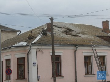 На Волині раптовий вихор зірвав частину покрівлі з даху бібліотеки. ФОТО