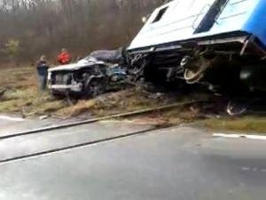 ДТП на Рівненщині: авто розтрощило на переїзді. ФОТО. ВІДЕО