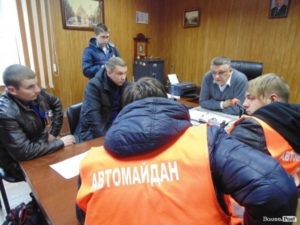 У Луцьку революціонери «блокували» російський «Лукойл». ФОТО. ВІДЕО