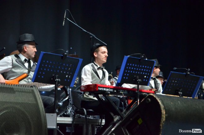 Новорічні хіти та казкова енергетика: як лучан розважали LeoBand Orchestra. ФОТОРЕПОРТАЖ