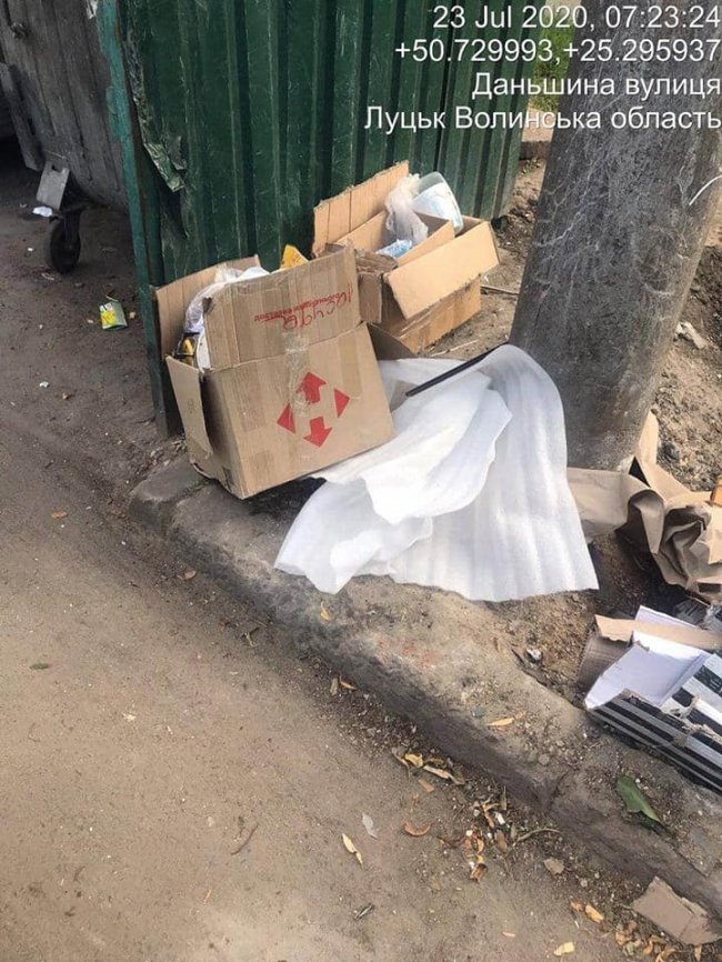 У Луцьку піймали чоловіка, який привіз сміття із села, аби викинути його у місті 