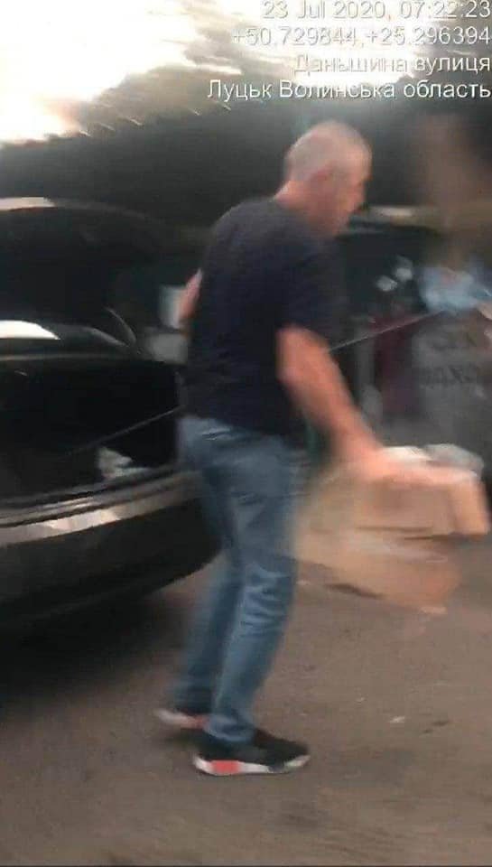 У Луцьку піймали чоловіка, який привіз сміття із села, аби викинути його у місті 