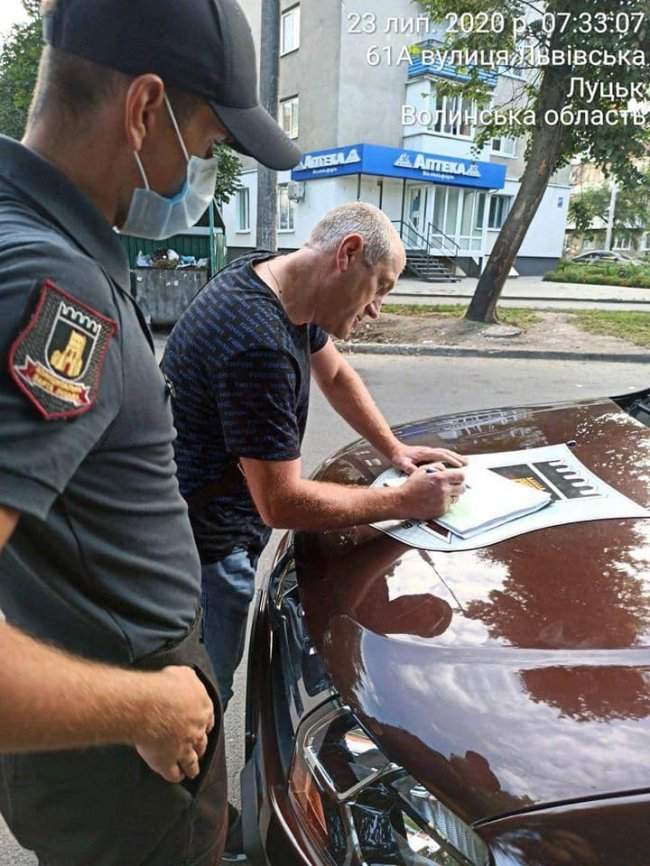 У Луцьку піймали чоловіка, який привіз сміття із села, аби викинути його у місті 