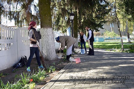 Луцькі поліцейські вийшли на толоку. ФОТО