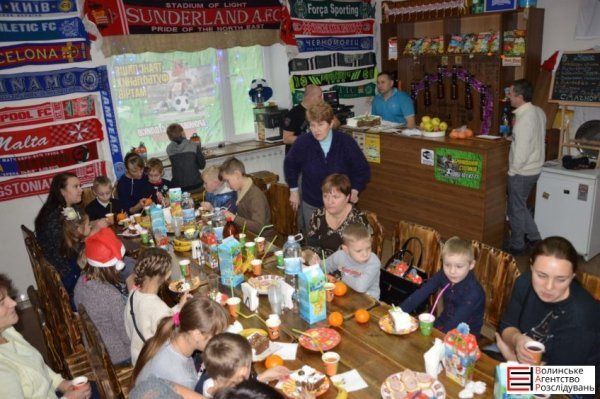 Святий Миколай влаштував дітям атошників свято в ультрас-пабі