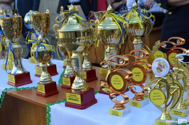 Школо, прощай: у луцькій школі №9 пролунав останній дзвоник. ФОТО