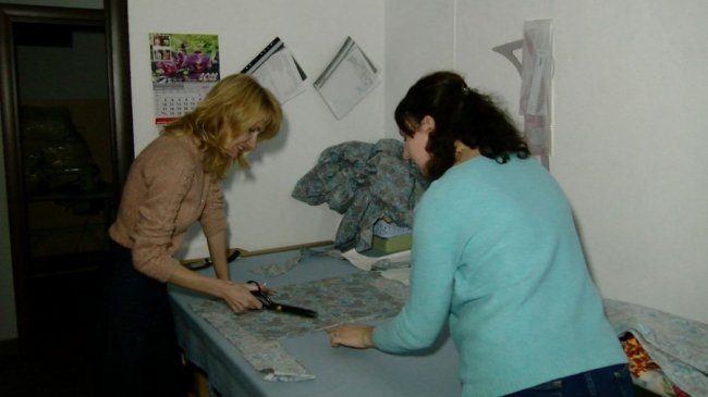 Педагогині на Волині шиють спідню білизну для захисників. ФОТО. ВІДЕО