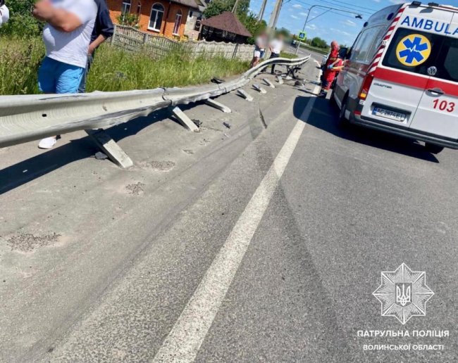 Біля Луцька водій позашляховика зніс відбійник та злетів у кювет. ФОТО