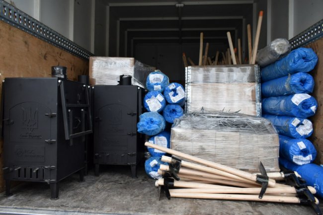 Волинь передала військовим дві вантажівки з генераторами, пічками-буржуйками. ФОТО