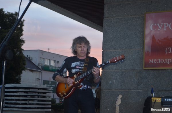 У Луцьку під дощем  збирали кошти для солдат в АТО. ФОТО