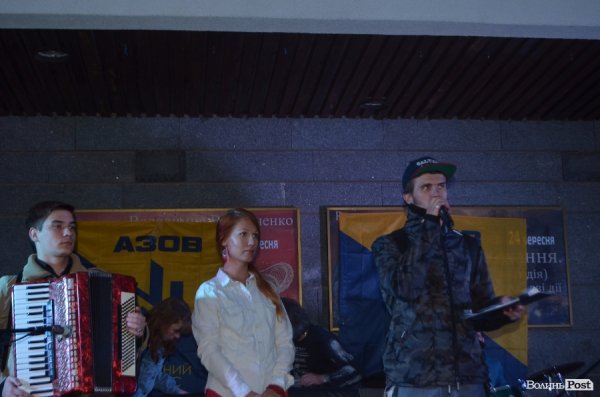 У Луцьку під дощем  збирали кошти для солдат в АТО. ФОТО