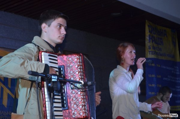 У Луцьку під дощем  збирали кошти для солдат в АТО. ФОТО