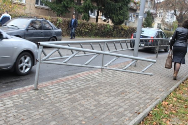 Аварія в Луцьку: авто протаранило паркан біля школи. ФОТО. ВІДЕО