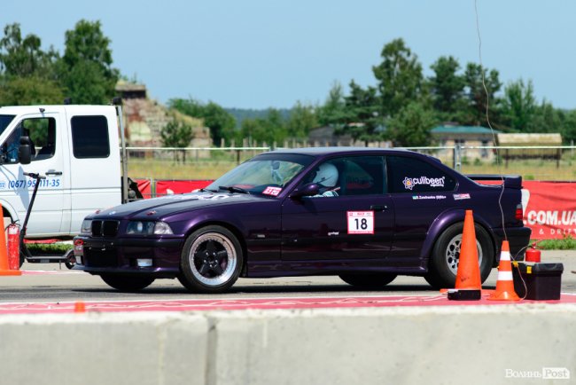 У Луцьку стартували видовищні змагання дрег-рейсерів. ФОТО