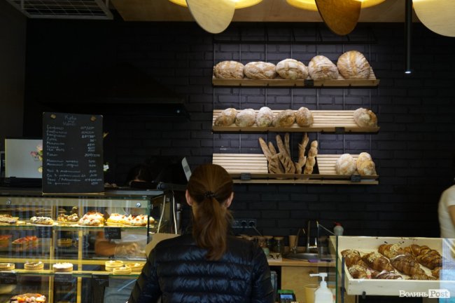 У Луцьку відкрилася кав'ярня, де можна поспостерігати за процесом випікання хліба. ФОТО