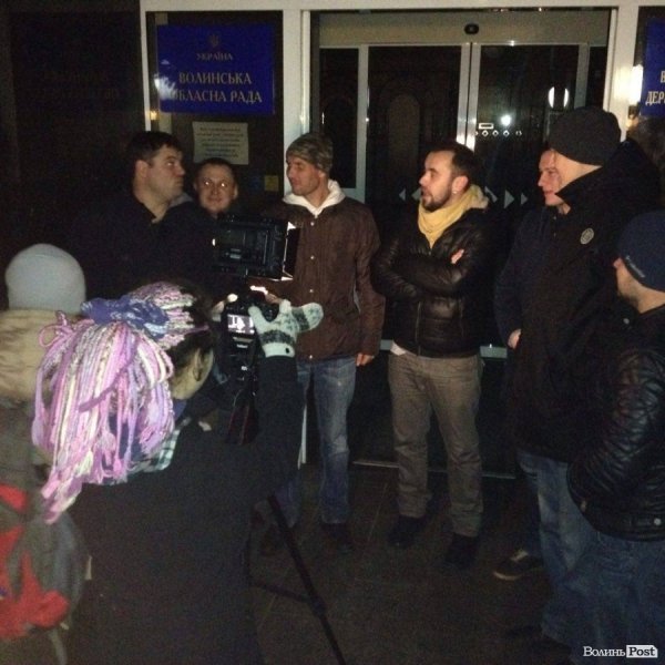 У Луцьку майданівці принесли владі гарбузи