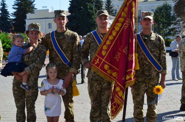 «Вітаємо вдома»:  Луцьк зустрів військових авіаторів. ФОТО