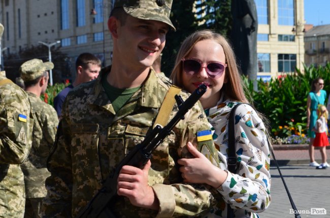 «Вітаємо вдома»:  Луцьк зустрів військових авіаторів. ФОТО