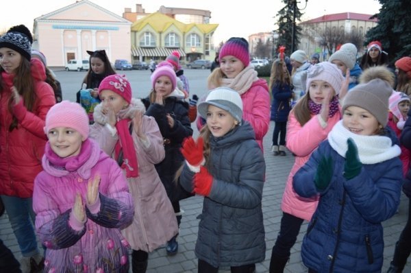 У Ковелі понад сто дітей танцювали святковий флеш-моб. ФОТО