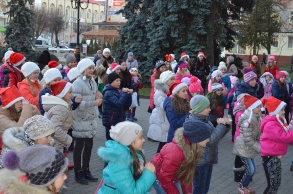 У Ковелі понад сто дітей танцювали святковий флеш-моб. ФОТО
