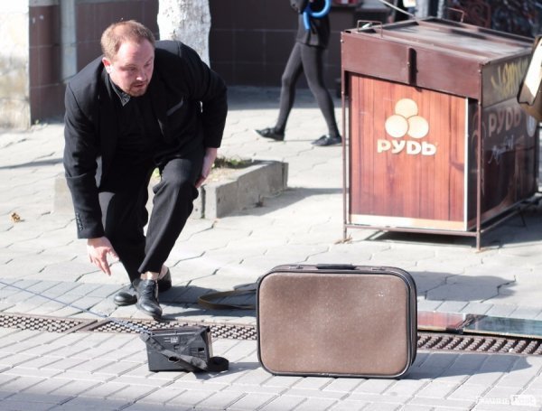 «Мандрівний вішак» у Луцьку епатував, дивував та змушував задуматись. ФОТО
