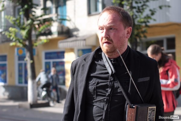 «Мандрівний вішак» у Луцьку епатував, дивував та змушував задуматись. ФОТО