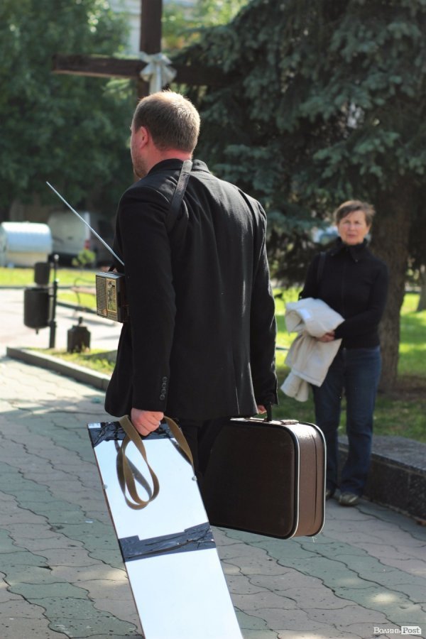 «Мандрівний вішак» у Луцьку епатував, дивував та змушував задуматись. ФОТО