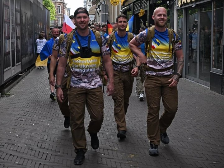 2600 кілометрів пішки: військові йдуть з Гааги в Київ і зупиняться у Луцьку