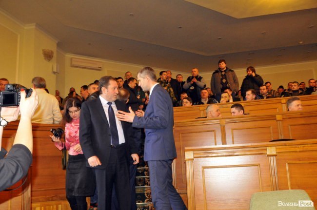 В'ячеслав Рубльов неначе показує Василю Столяру, яку рибу спіймав