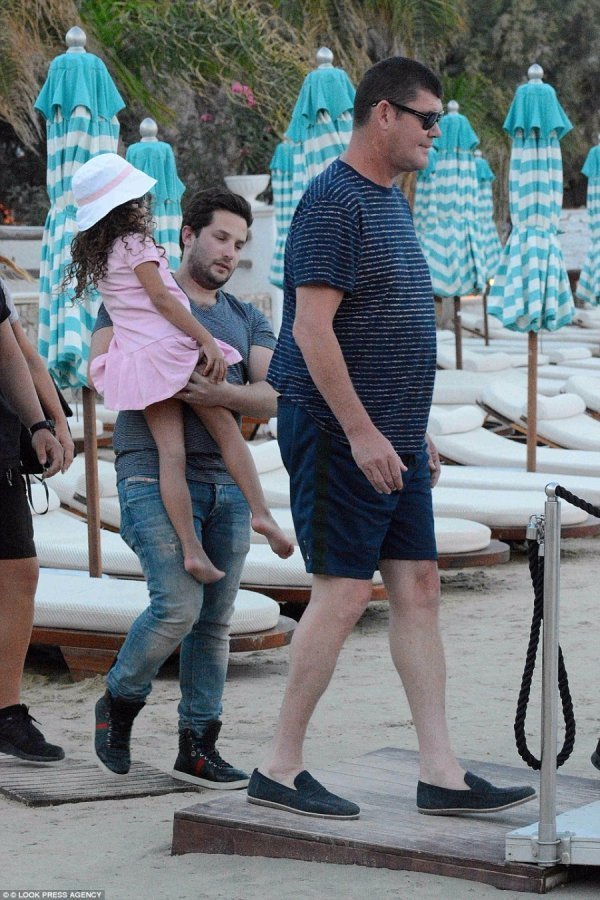 Мерая Кері забула одягнути білизну на відпочинок. ФОТО