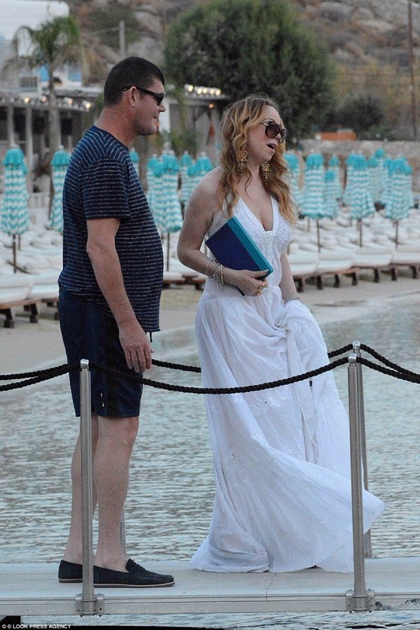 Мерая Кері забула одягнути білизну на відпочинок. ФОТО